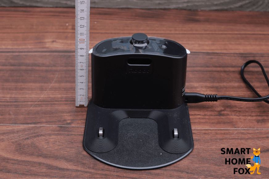 Die Ladestation des iRobot Roomba i3 wird mit einem Lineal ausgemessen